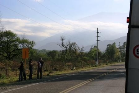 Genau hinschauen, ganz weit oben sieht man einen Berg (5000 Meter)